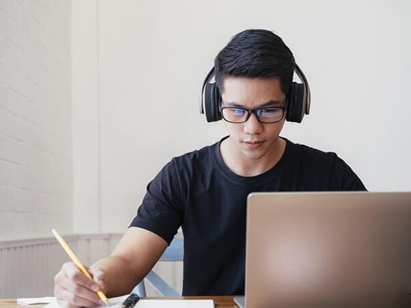 یک مرد آسیایی در حال یادگیری زبان انگلیسی با فایل صوتی
