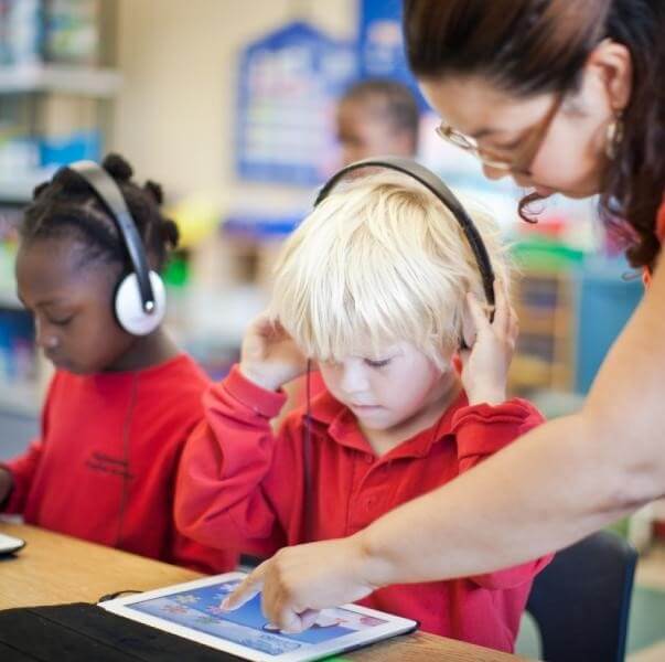 یکی از روش‌های تقویت شنیداری زبان انگلیسی به کودکان، آموزش همزمان با تصویر است که مربی راهنما باشد. 